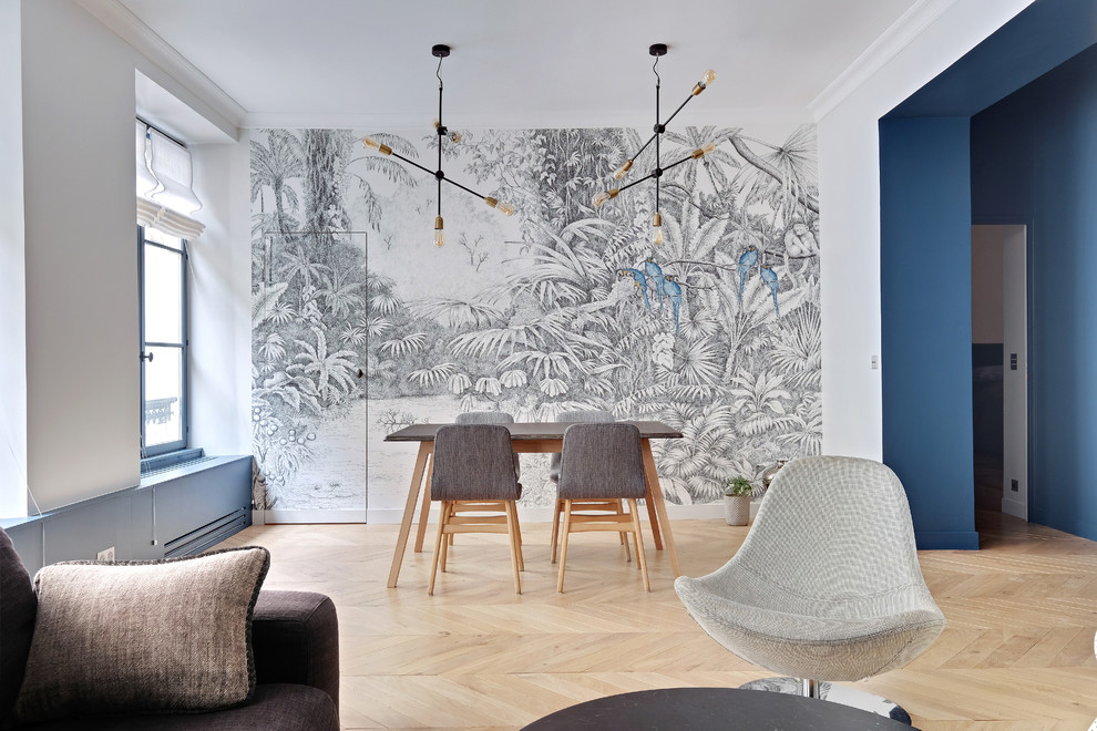 Ejemplo de sala de estar con biblioteca abierta contemporánea grande con paredes grises, suelo de madera clara, televisor colgado en la pared y suelo beige