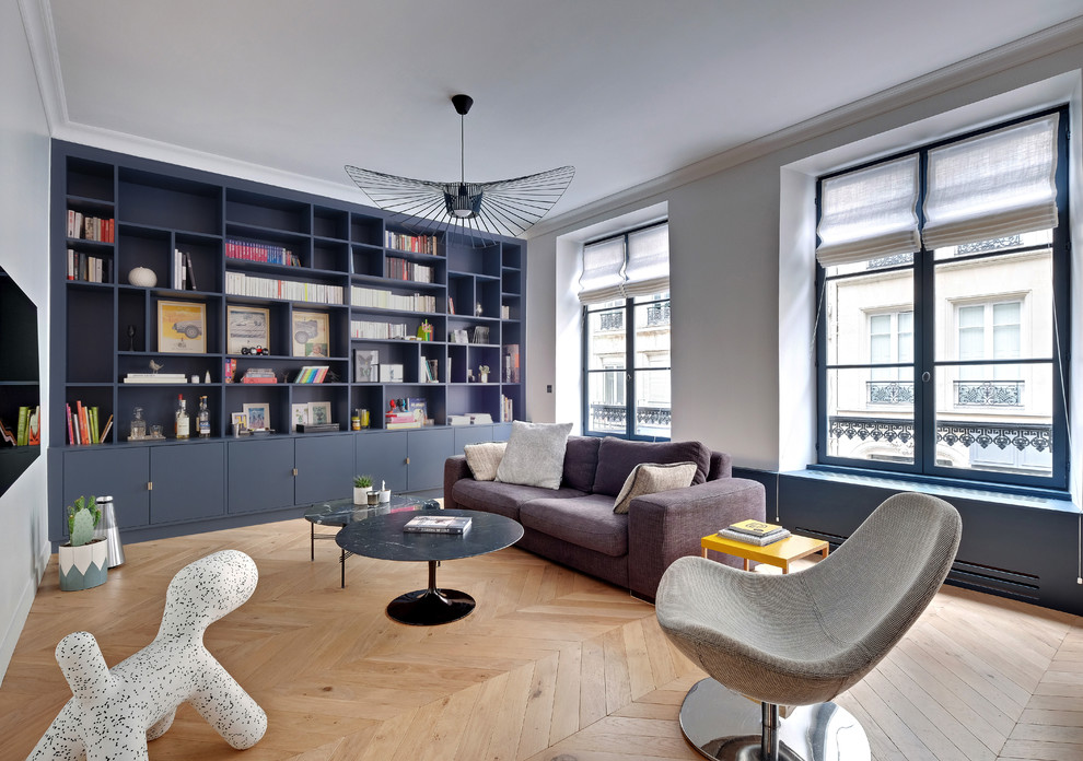 Große, Offene Moderne Bibliothek mit grauer Wandfarbe, hellem Holzboden, TV-Wand und beigem Boden in Paris