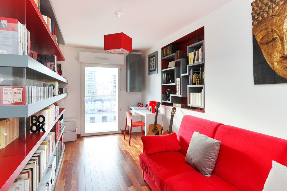 Idées déco pour une grande salle de séjour contemporaine fermée avec une bibliothèque ou un coin lecture, un mur blanc et un sol en bois brun.