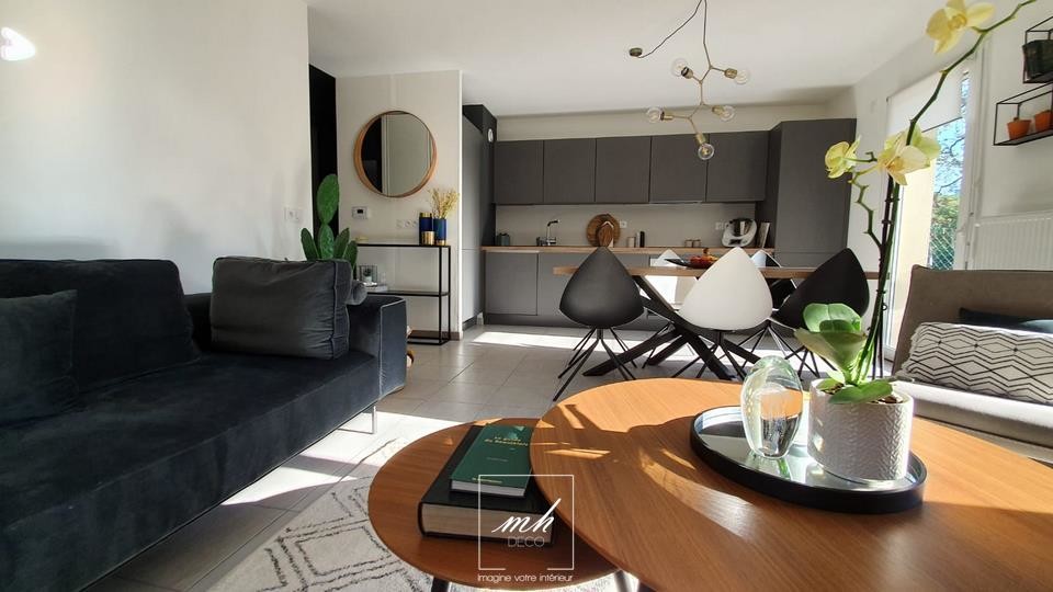Foto de sala de estar abierta contemporánea de tamaño medio sin chimenea con paredes blancas, televisor colgado en la pared y suelo gris