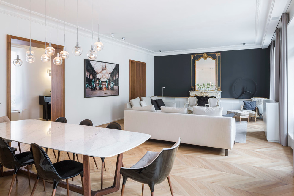 Offenes, Großes Modernes Wohnzimmer mit Kamin und hellem Holzboden in Paris