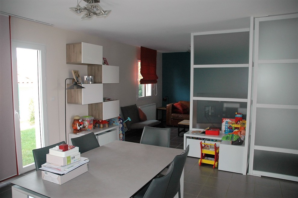 Diseño de sala de estar abierta contemporánea de tamaño medio con paredes verdes, suelo de baldosas de cerámica, televisor en una esquina y suelo gris