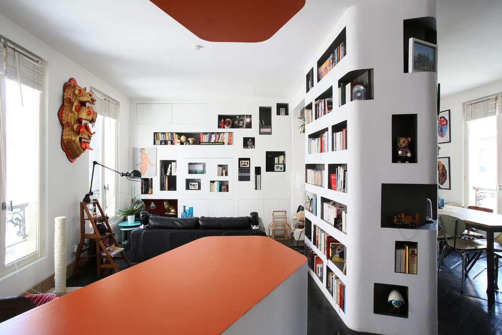 Design ideas for a contemporary games room in Paris with dark hardwood flooring.