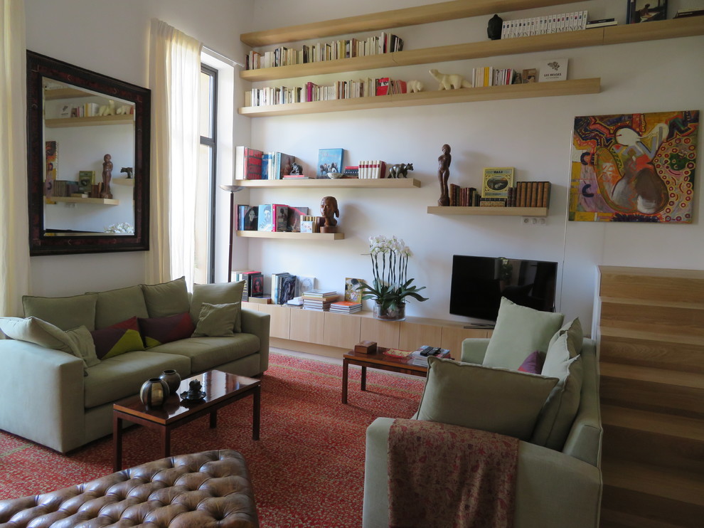Kleine Klassische Bibliothek ohne Kamin mit weißer Wandfarbe, hellem Holzboden und freistehendem TV in Marseille
