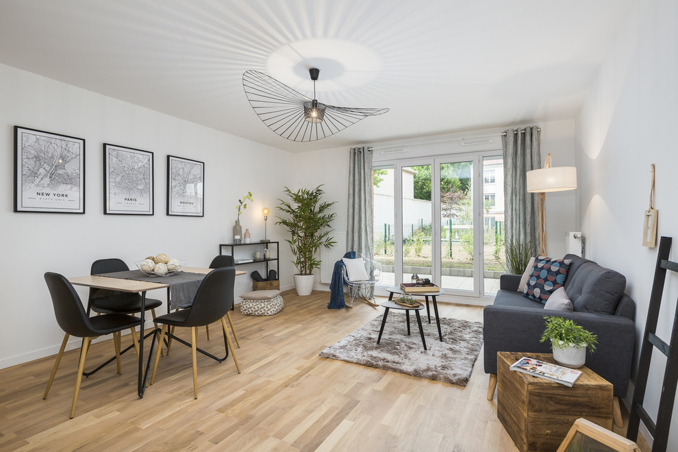 Fernseherloses Skandinavisches Wohnzimmer mit weißer Wandfarbe und hellem Holzboden in Sonstige