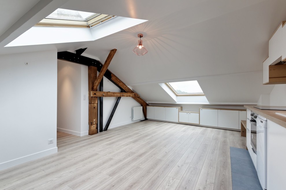 Design ideas for a medium sized scandinavian mezzanine games room in Paris with white walls, light hardwood flooring and no fireplace.