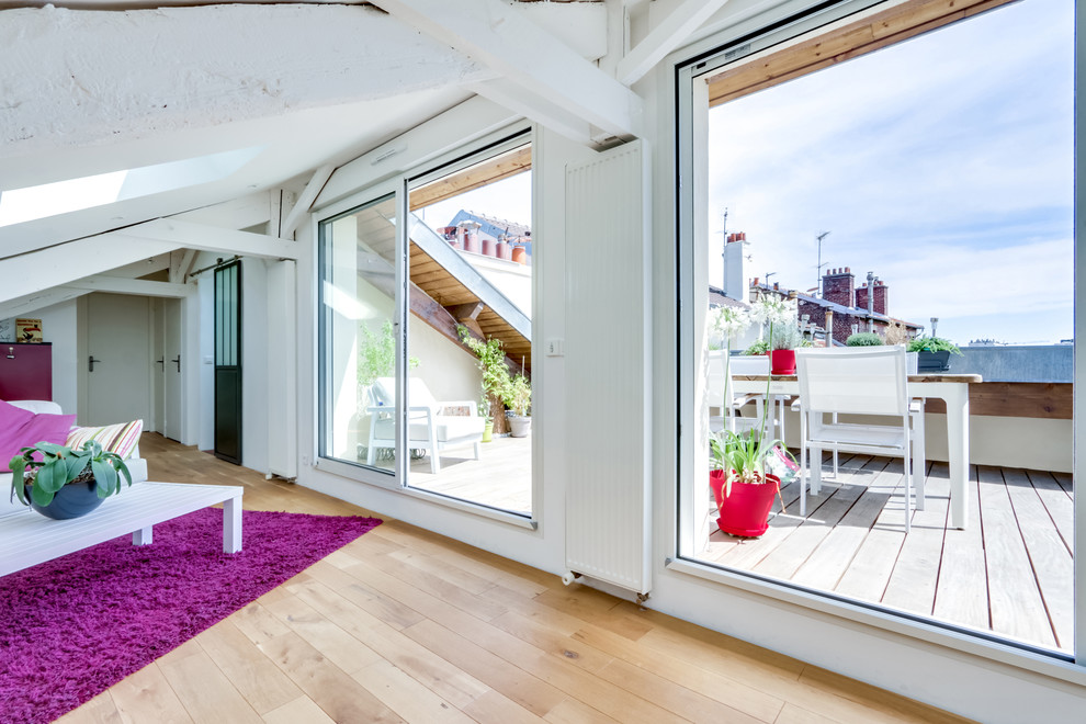 Imagen de sala de estar actual con paredes blancas y suelo de madera clara