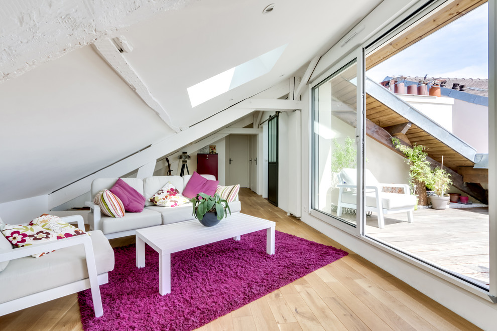 Modernes Wohnzimmer mit weißer Wandfarbe und hellem Holzboden in Paris
