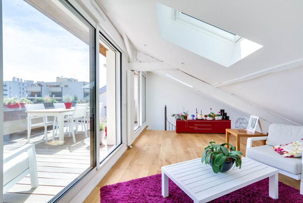 Diseño de sala de estar actual con paredes blancas y suelo de madera clara