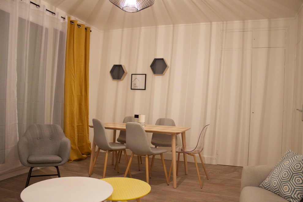 Aménagement d'une salle de séjour scandinave de taille moyenne et fermée avec un mur bleu, un sol en linoléum, aucune cheminée, un téléviseur indépendant et un sol beige.
