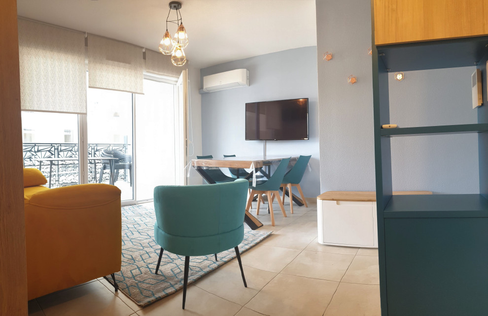Kleines, Offenes Maritimes Wohnzimmer mit blauer Wandfarbe, Keramikboden, TV-Wand und beigem Boden in Toulouse
