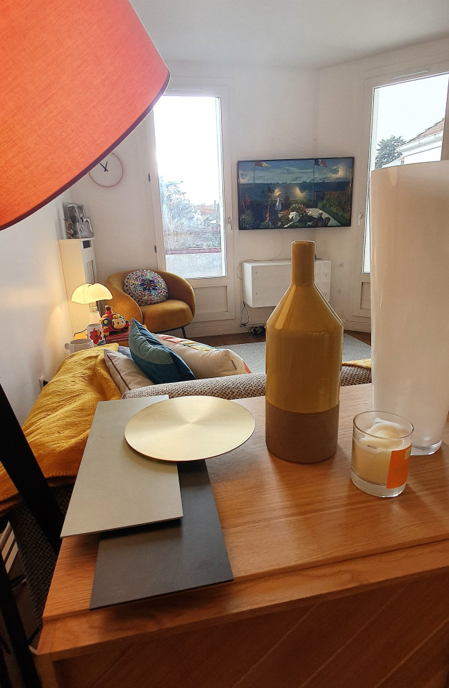 На фото: маленькая гостиная комната в современном стиле с белыми стенами, полом из линолеума, телевизором на стене и коричневым полом для на участке и в саду с
