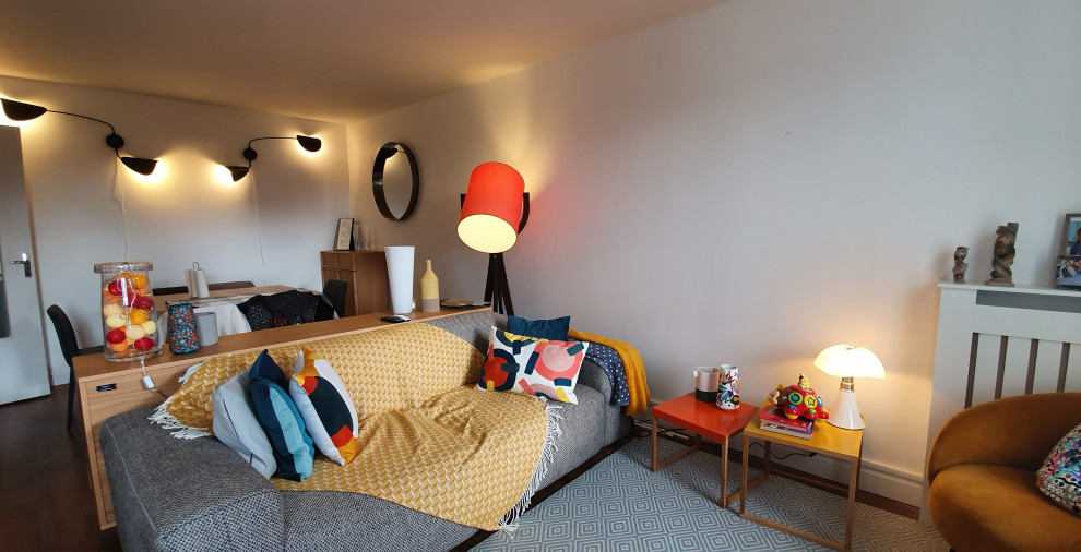 Cette image montre une petite salle de séjour design avec un mur blanc, un sol en linoléum, un téléviseur fixé au mur et un sol marron.