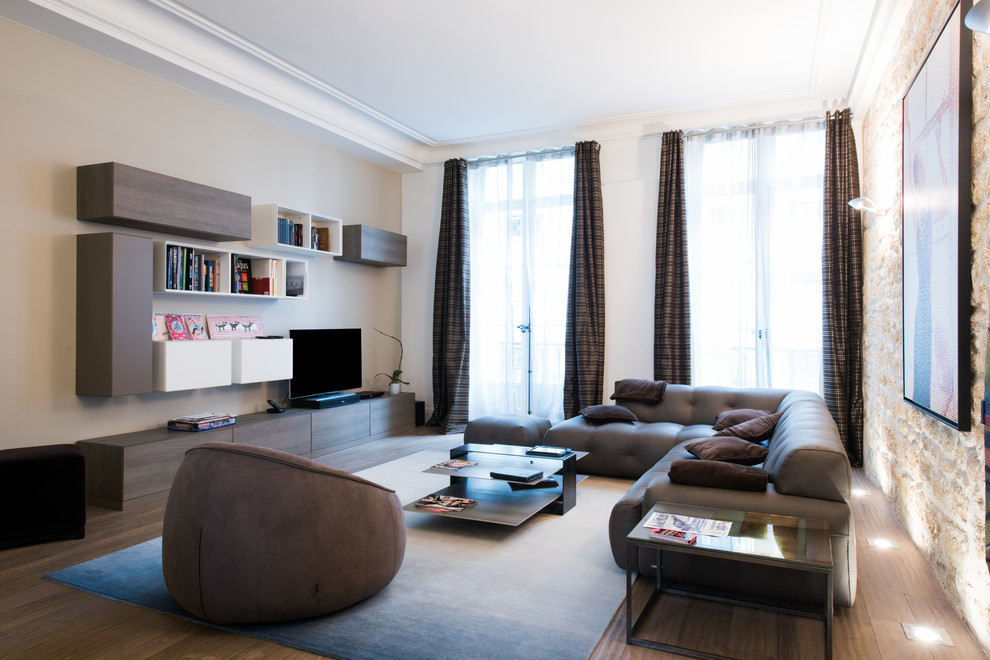 Großes, Offenes Modernes Wohnzimmer mit beiger Wandfarbe und braunem Holzboden in Paris