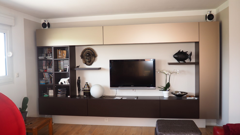 Inspiration for a large contemporary open plan games room in Nantes with a reading nook, beige walls, light hardwood flooring and a wall mounted tv.
