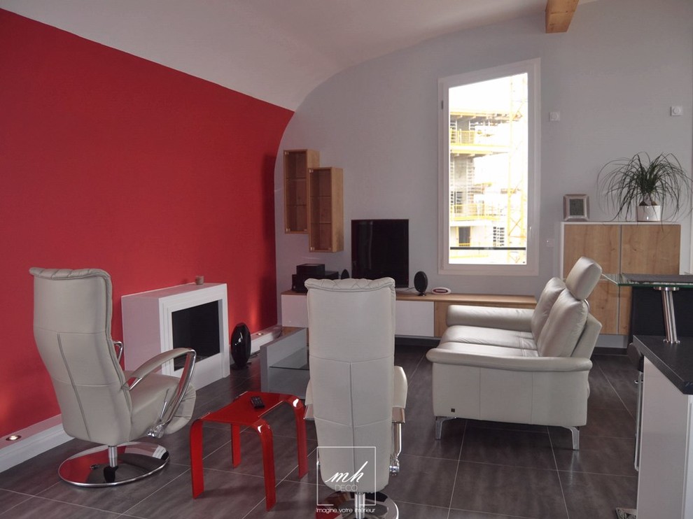Ejemplo de sala de estar abierta moderna de tamaño medio con paredes rojas, suelo de baldosas de cerámica y televisor independiente