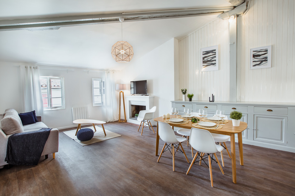 Foto de sala de estar abierta nórdica de tamaño medio con paredes blancas, suelo de madera en tonos medios y suelo marrón