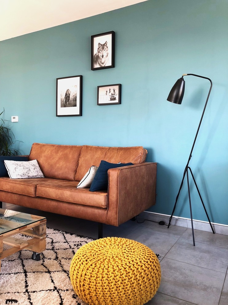 Idee per un grande soggiorno design aperto con pareti blu, pavimento con piastrelle in ceramica, nessun camino, TV autoportante e pavimento grigio