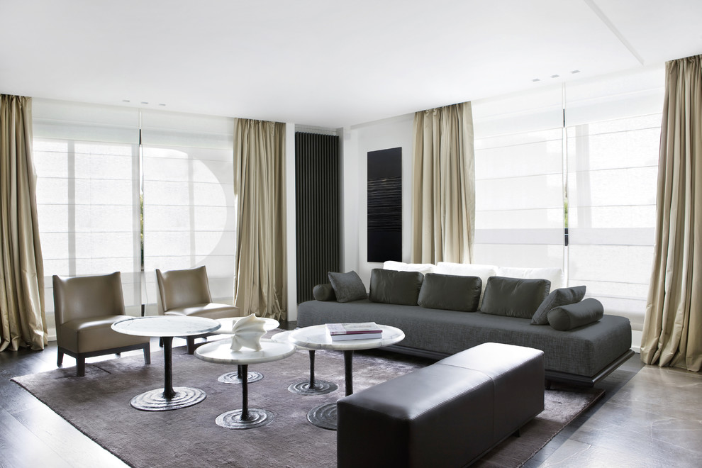 Стильный дизайн: гостиная комната в современном стиле с белыми стенами и темным паркетным полом - последний тренд