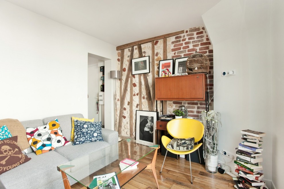 Diseño de sala de estar actual pequeña sin televisor con paredes blancas, suelo de madera en tonos medios y suelo marrón