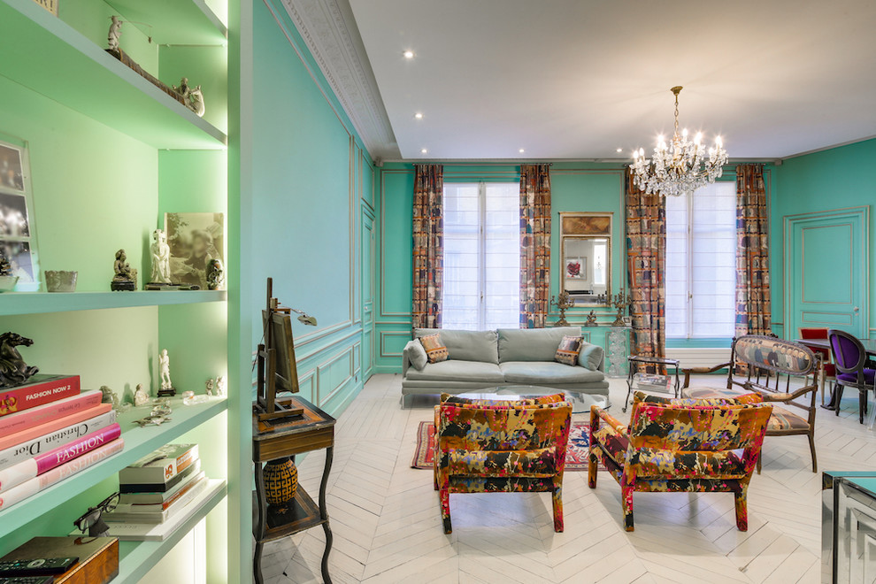 Offenes, Mittelgroßes, Fernseherloses Eklektisches Wohnzimmer ohne Kamin mit Hausbar, gebeiztem Holzboden, grauem Boden und grüner Wandfarbe in Paris