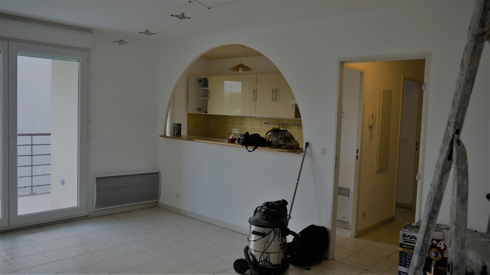Mittelgroßes Modernes Wohnzimmer mit Keramikboden in Nizza