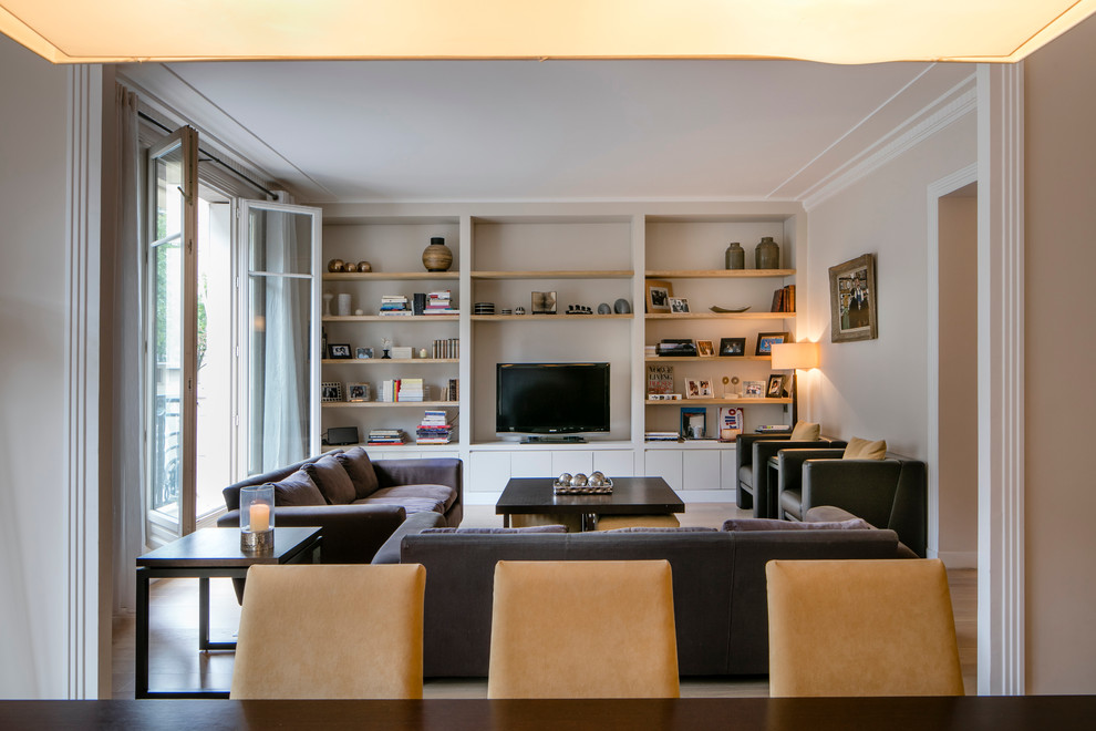 Großes, Offenes Modernes Wohnzimmer mit beiger Wandfarbe, hellem Holzboden, freistehendem TV und beigem Boden in Paris