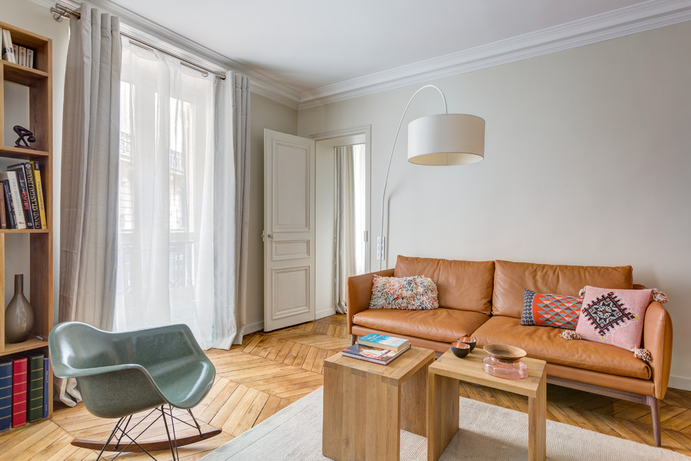 Diseño de sala de estar con biblioteca cerrada ecléctica de tamaño medio sin chimenea y televisor con paredes beige y suelo de madera en tonos medios