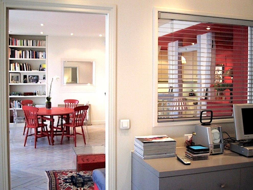 Mittelgroßes, Fernseherloses, Offenes Stilmix Wohnzimmer ohne Kamin mit Hausbar, grauer Wandfarbe, gebeiztem Holzboden und grauem Boden in Paris