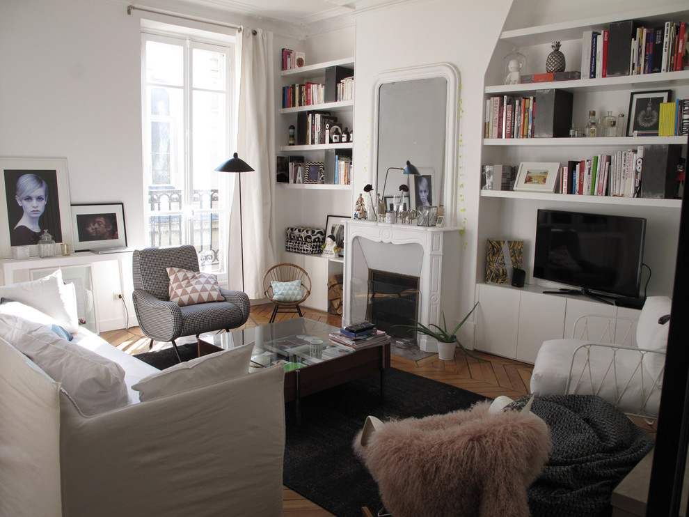 Foto de sala de estar contemporánea de tamaño medio con paredes blancas, suelo de madera en tonos medios, todas las chimeneas, marco de chimenea de piedra y televisor independiente