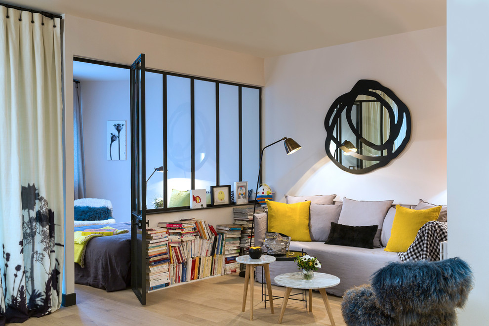 На фото: изолированная гостиная комната среднего размера в современном стиле с белыми стенами и светлым паркетным полом без камина, телевизора
