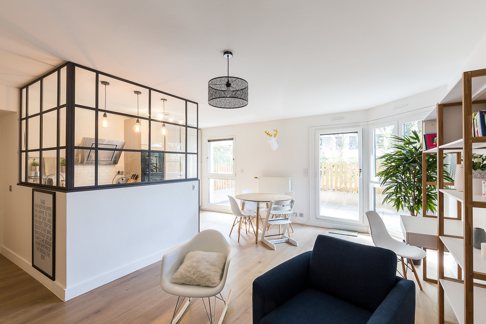 Свежая идея для дизайна: гостиная комната в скандинавском стиле с светлым паркетным полом - отличное фото интерьера