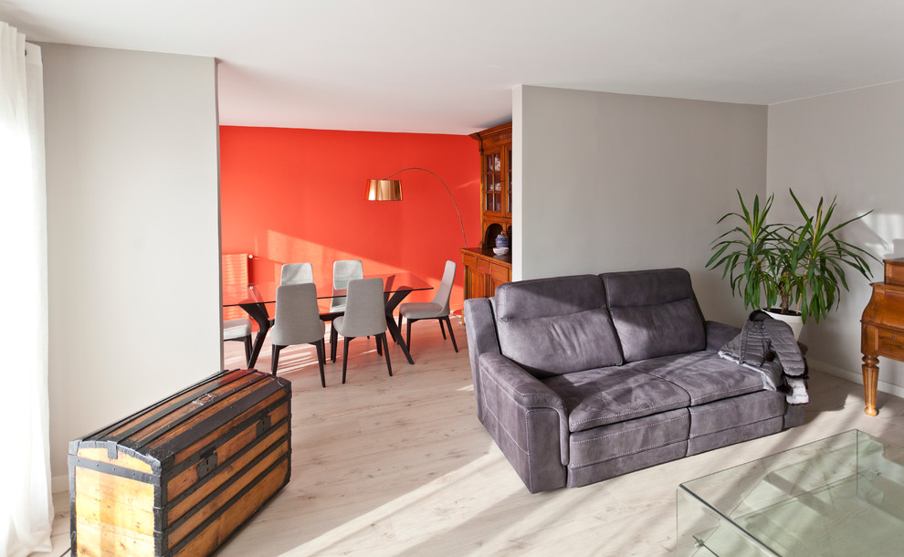 Inspiration pour une salle de séjour design de taille moyenne et ouverte avec un mur gris et sol en stratifié.