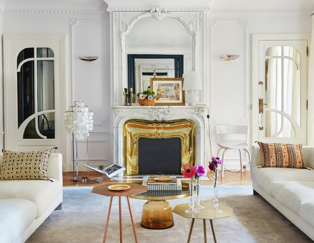 Inspiration pour un grand salon traditionnel fermé avec un mur blanc, parquet clair, une cheminée standard, un manteau de cheminée en pierre et un sol beige.
