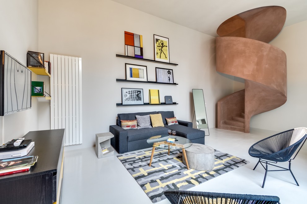 Großes, Offenes Modernes Wohnzimmer ohne Kamin mit weißer Wandfarbe und TV-Wand in Paris