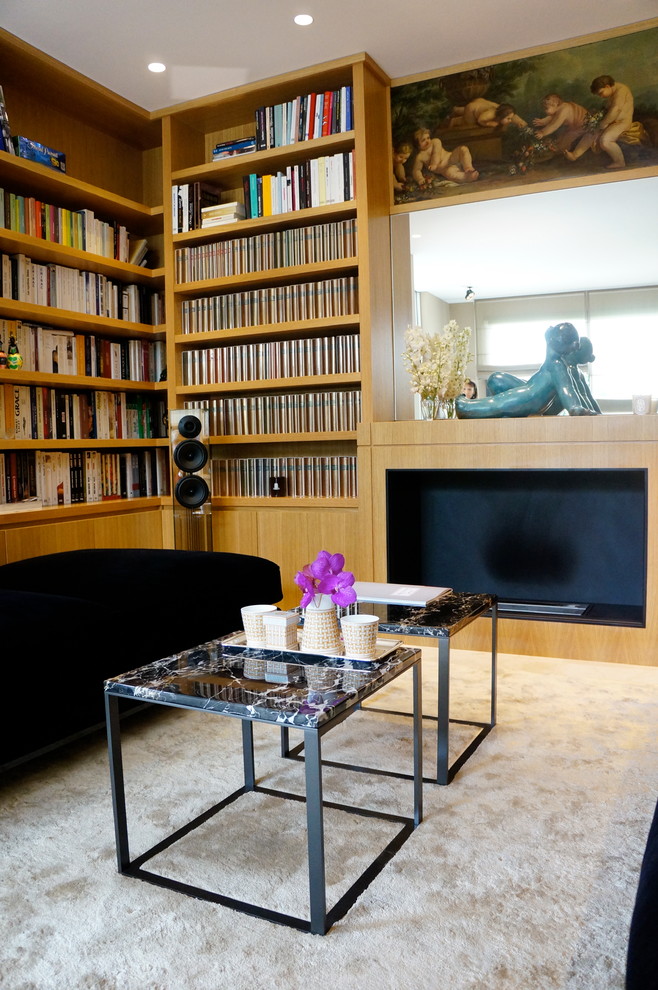 Пример оригинального дизайна: изолированная гостиная комната среднего размера в стиле фьюжн с с книжными шкафами и полками и мультимедийным центром