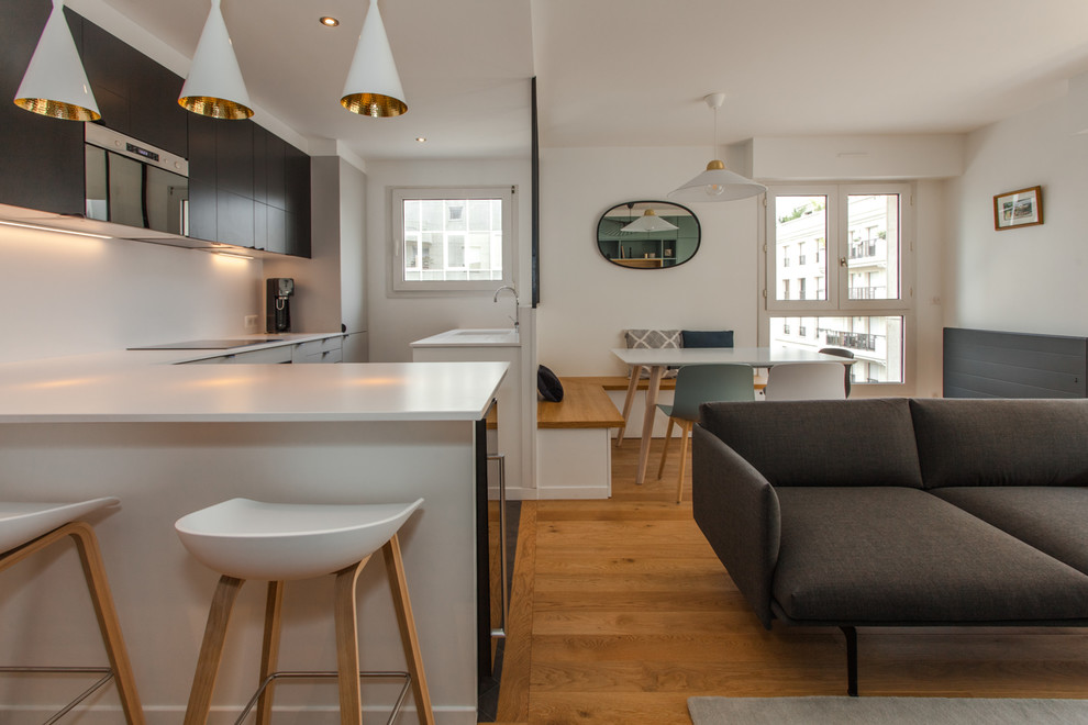 Modernes Wohnzimmer ohne Kamin mit weißer Wandfarbe, hellem Holzboden und beigem Boden in Paris