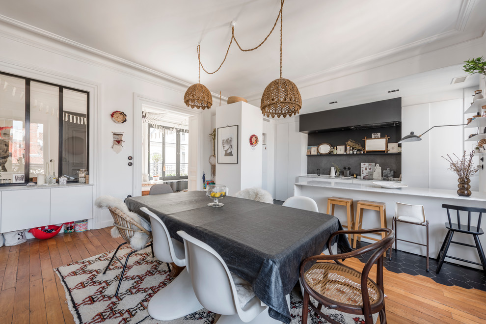 Example of an eclectic dining room design in Lyon