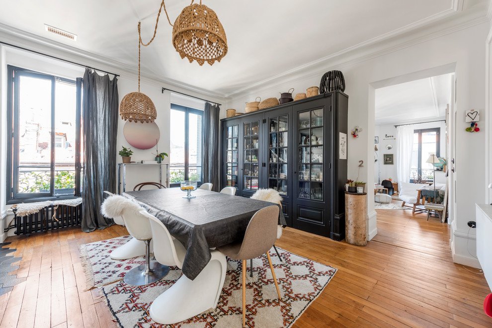 Design ideas for an eclectic dining room in Lyon.