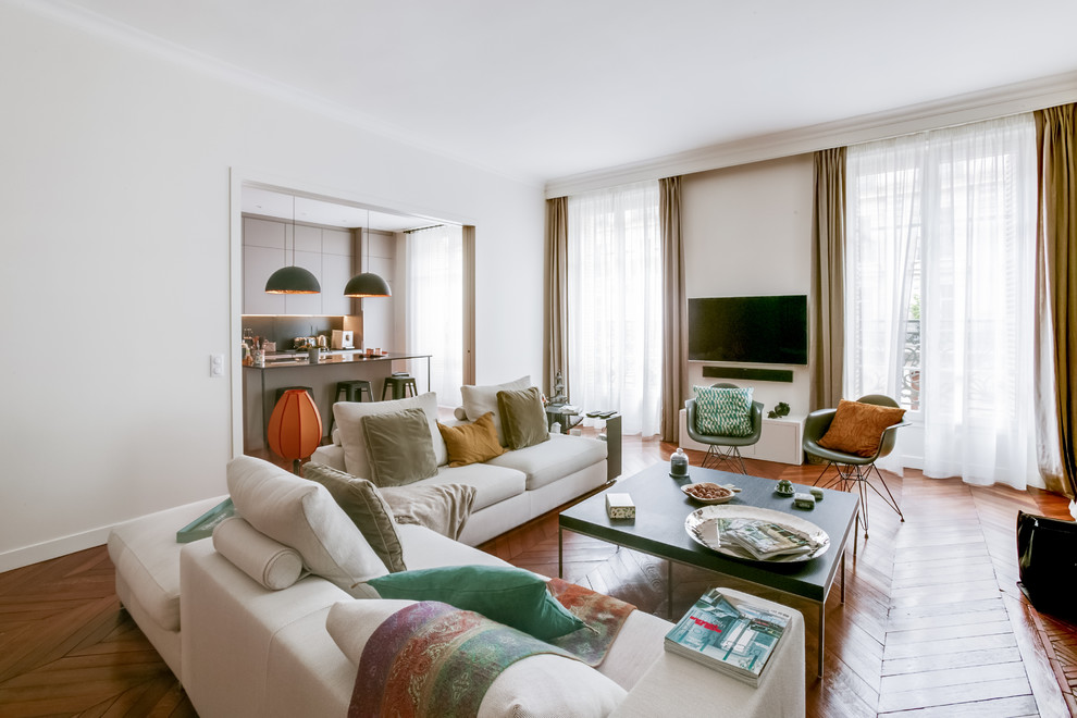 Idée de décoration pour une grande salle de séjour minimaliste ouverte avec un mur blanc, parquet foncé, un téléviseur fixé au mur et un sol marron.