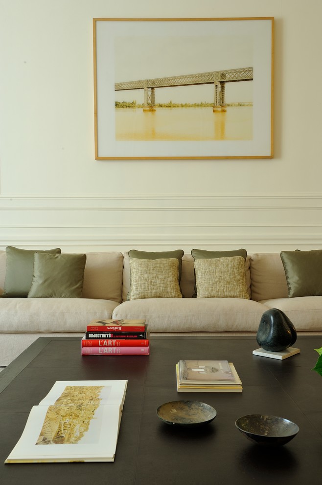Ejemplo de sala de estar con biblioteca cerrada bohemia de tamaño medio sin chimenea y televisor con suelo de madera clara, paredes blancas y suelo beige
