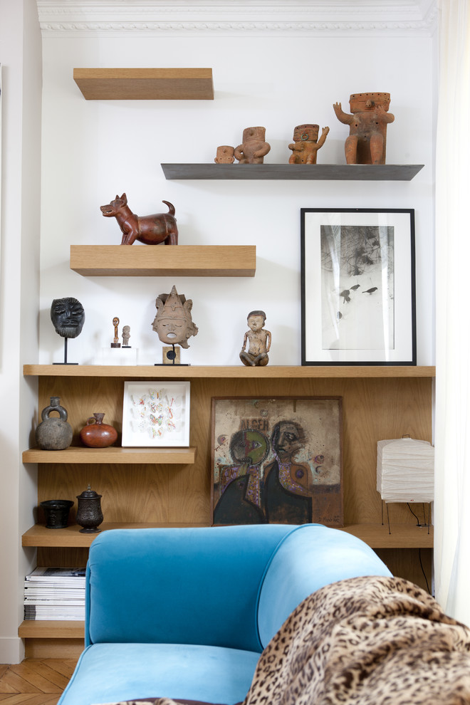 Modelo de sala de estar abierta contemporánea de tamaño medio sin televisor con paredes blancas y suelo de madera en tonos medios