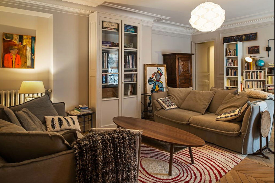 На фото: большая гостиная комната в стиле фьюжн с серыми стенами, светлым паркетным полом и отдельно стоящим телевизором с