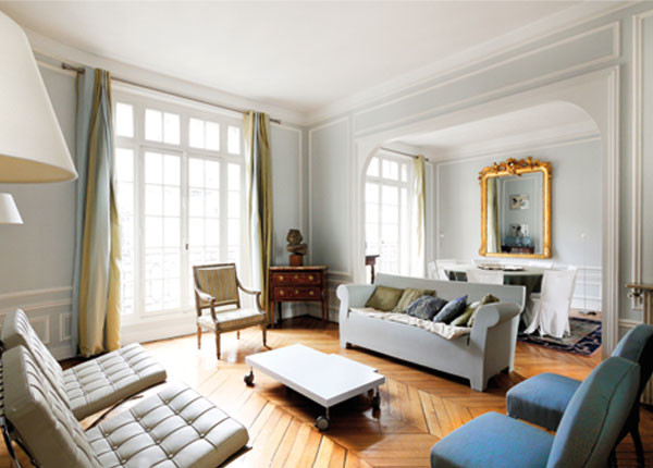 Пример оригинального дизайна: большая открытая гостиная комната в стиле неоклассика (современная классика) с белыми стенами, светлым паркетным полом и коричневым полом без телевизора