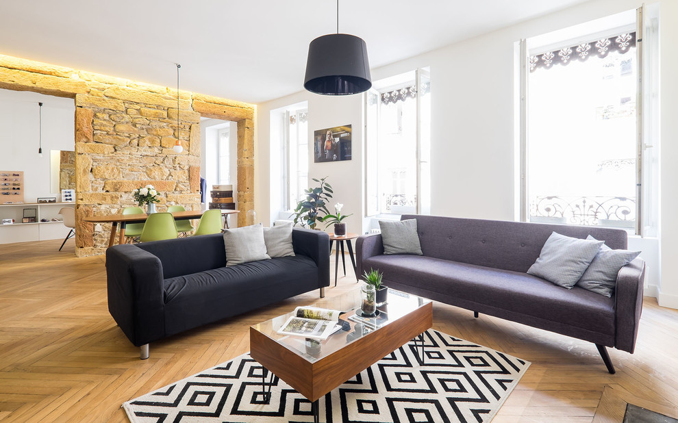 Offenes Modernes Wohnzimmer mit weißer Wandfarbe, hellem Holzboden und gelbem Boden in Lyon