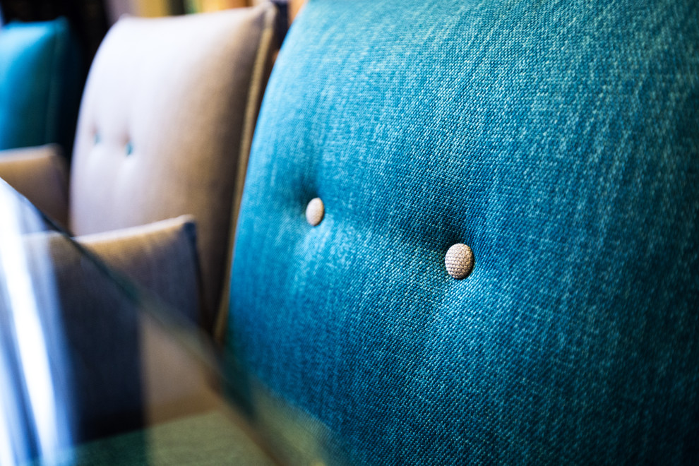 Foto di un soggiorno design di medie dimensioni e aperto con pareti blu, pavimento con piastrelle in ceramica e pavimento nero