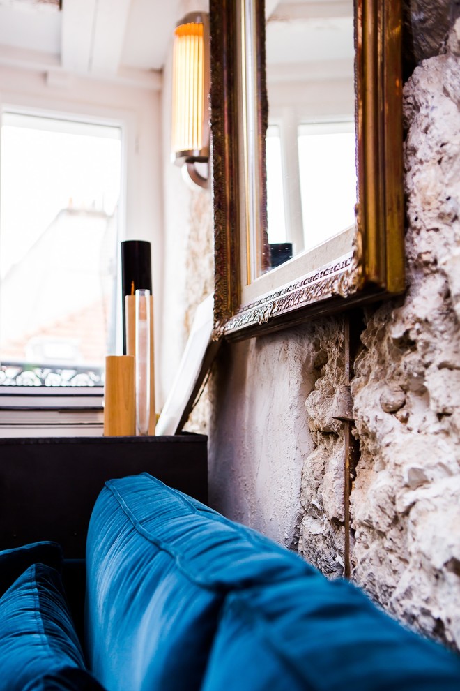 Großes, Offenes Wohnzimmer mit weißer Wandfarbe, dunklem Holzboden, Kamin und TV-Wand in Paris