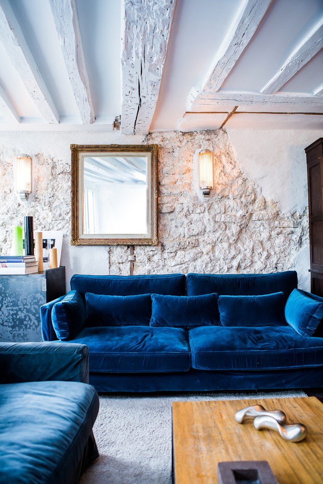 Foto di un grande soggiorno aperto con pareti bianche, parquet scuro, camino classico e TV a parete