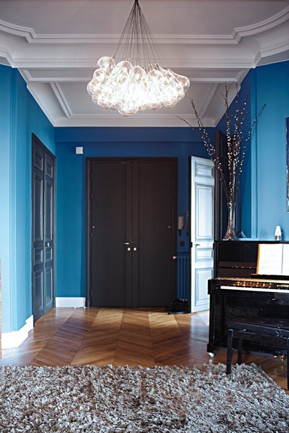 Идея дизайна: гостиная комната в стиле неоклассика (современная классика) с синими стенами и светлым паркетным полом