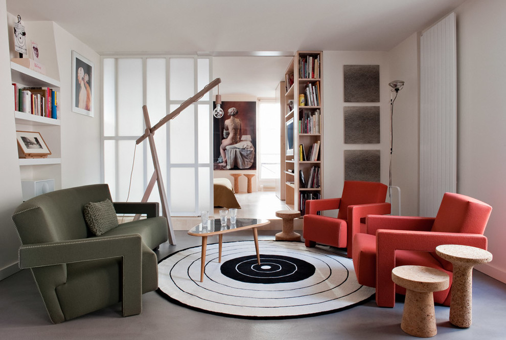 Свежая идея для дизайна: изолированная гостиная комната среднего размера в современном стиле с с книжными шкафами и полками и белыми стенами без телевизора - отличное фото интерьера